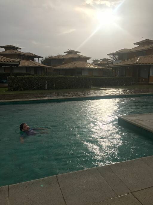 Piscina do condomínio em frente ao mar