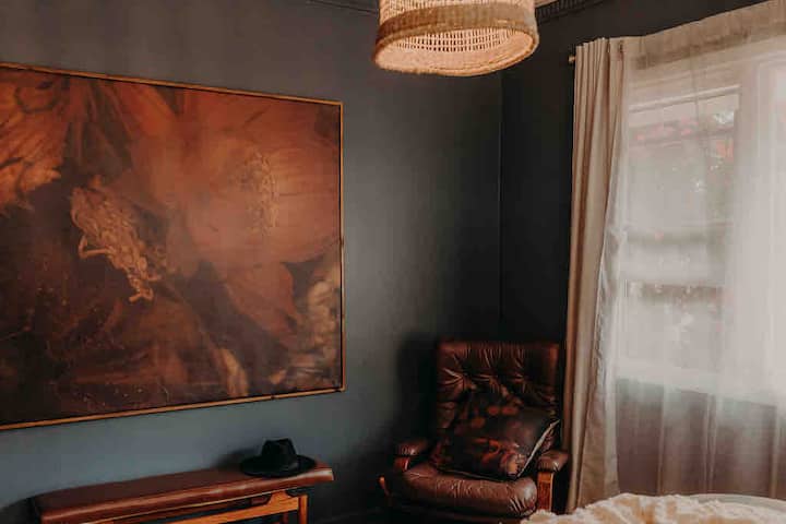 Cama principal con obras de arte del propietario