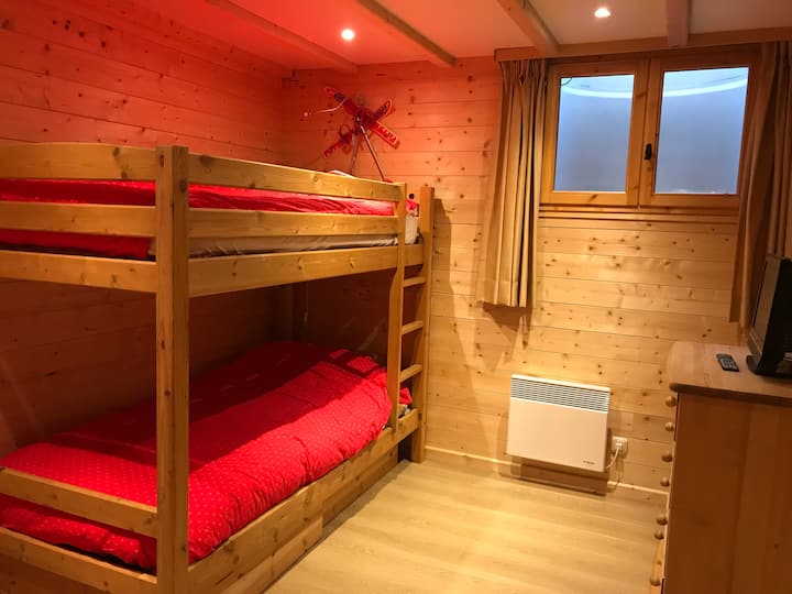 ห้องนอน 2 ชั้นล่าง (เตียง 3 ชั้น)