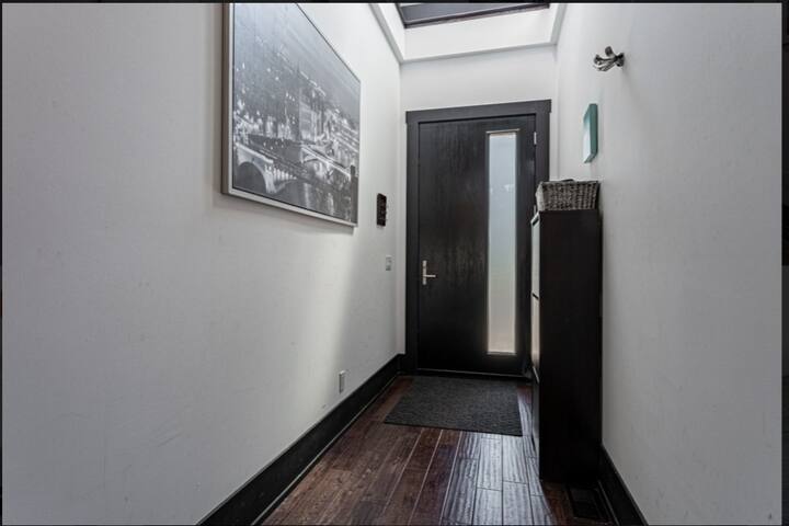 The Junction Modern w/Parking Easy Downtown Access gallery image 3