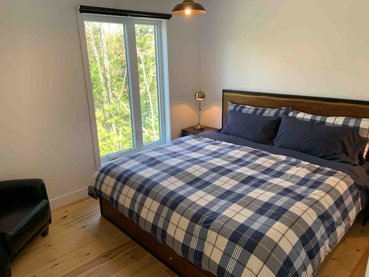 Главна спална соба со брачен кревет (широк 150-179 см), телевизор, поглед кон езеро 

Главна спална соба со брачен кревет, телевизор, поглед кон езеро