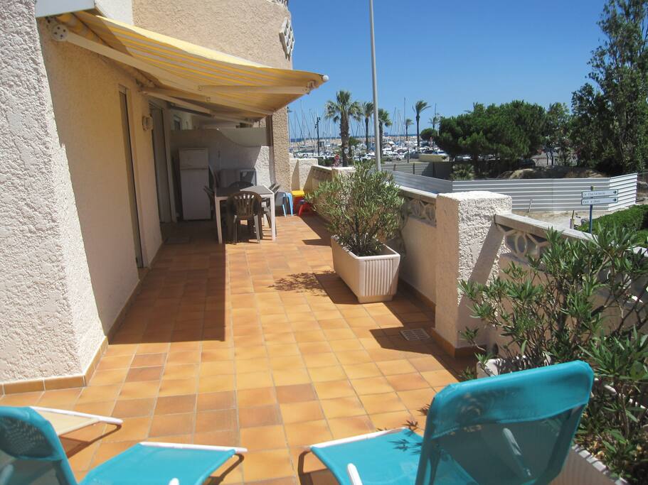 Deuxième terrasse avec vue sur port