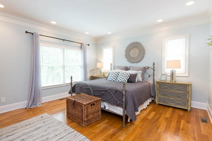 Mwonekano wa ziwa kutoka chumba kikuu cha kulala