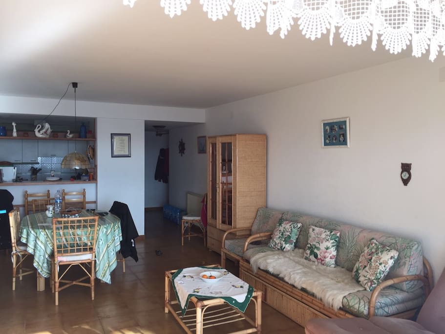 Salon et salle à manger avec canapé lit