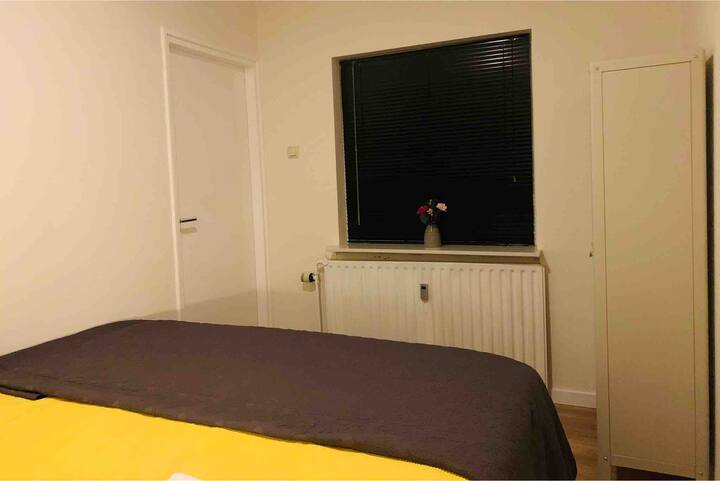 Een romantische slaapkamer met een extra groot bed (boxspring).  Goedenacht!