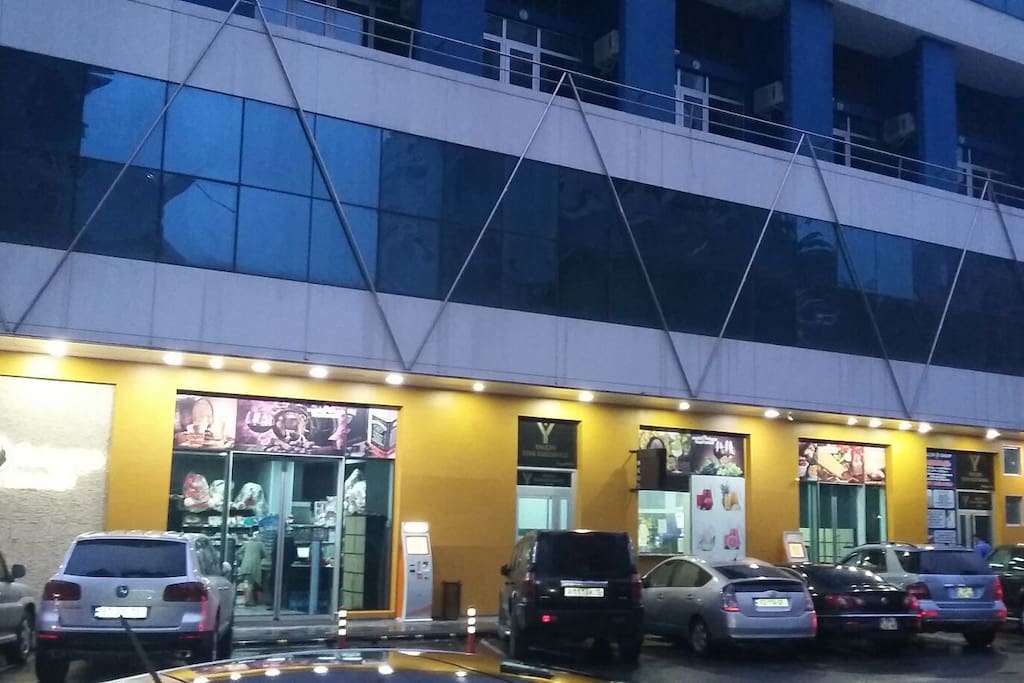vnizu apartmana imeyitsa Balsham super market.