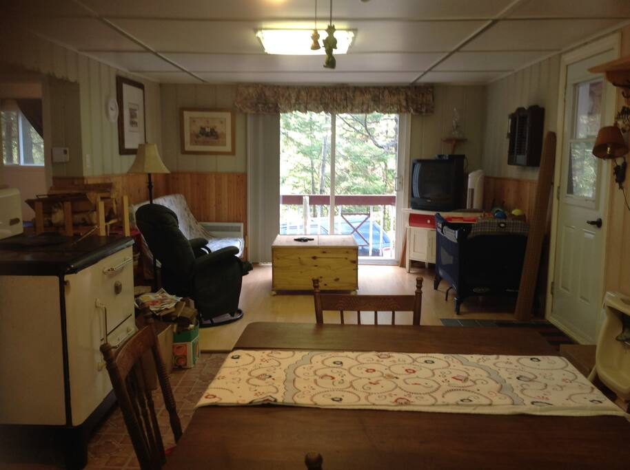Living room with futon, salon avec futon double