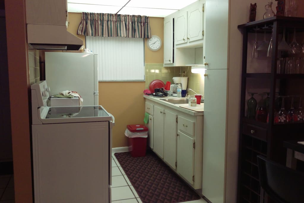 cocina recien remodelada, con estufa de cerámica nevera, microwave, cafetera,