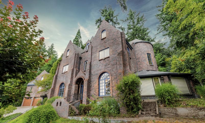 Castle Estate in SW Portland minutes from Downtown