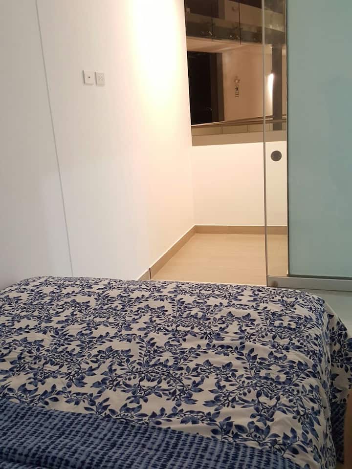 Segunda habitación. Una cama para dos personas y armario. Sábanas incluidas.