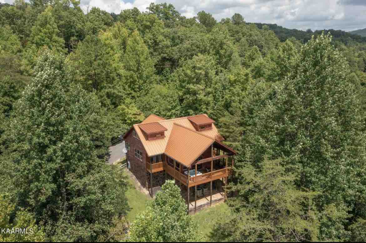 Private Pickleball/B-Ball Court! Hot Tub + Arcade - Cabins ...