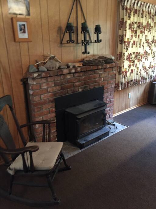 Insert fireplace makes it very cozy on cool evenings/morningd