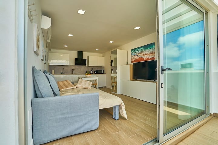 โซฟาเบดเป็นเตียงในอพาร์ทเมนท์นี้ เปิดและเตรียมความพร้อมได้ง่ายและสะดวกมาก นอกจากนี้คุณยังสามารถมองเห็นทะเลได้จากที่นั่น!