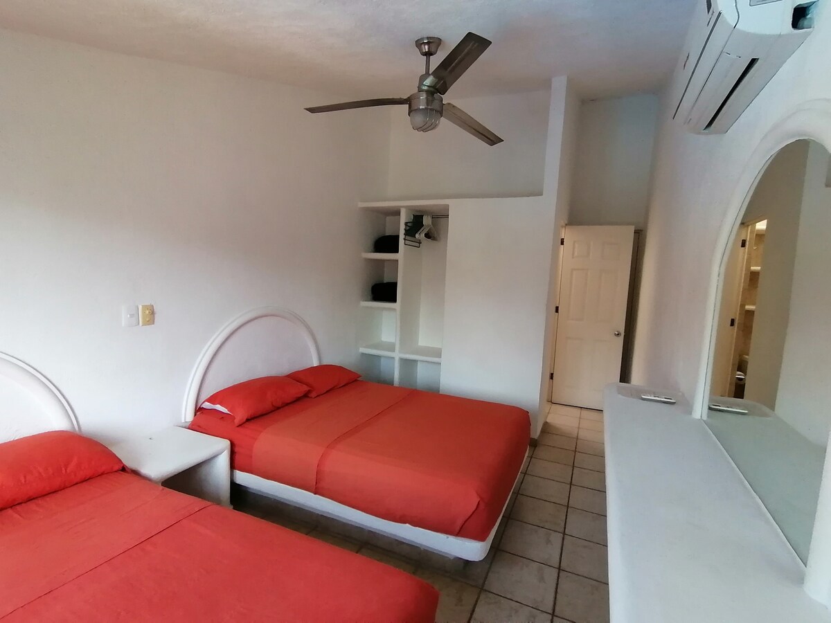 RECÁMARA 2 EQUIPADA CON AIRE ACONDICIONADO, VENTILADOR TECHO, PERSIANA BLACK-OUT, ROPA DE CAMA,  CON BAÑO COMPLETO, ROPA DE BAÑO