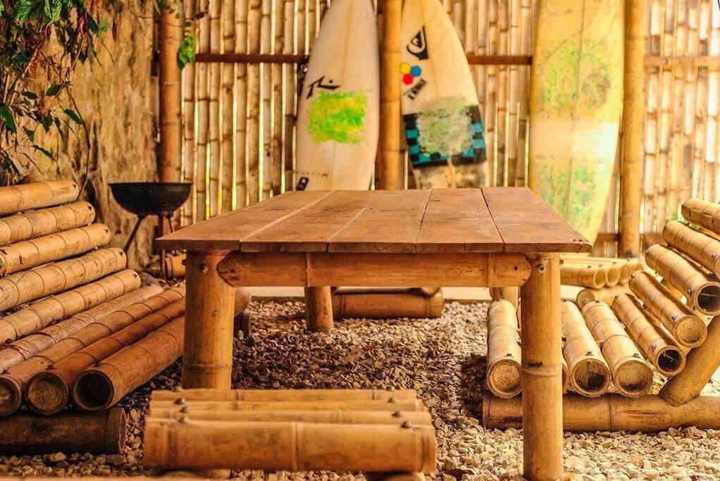 Outside dining area - perfect for a nightly barbecue. We offer surf classes and surfboard rental.