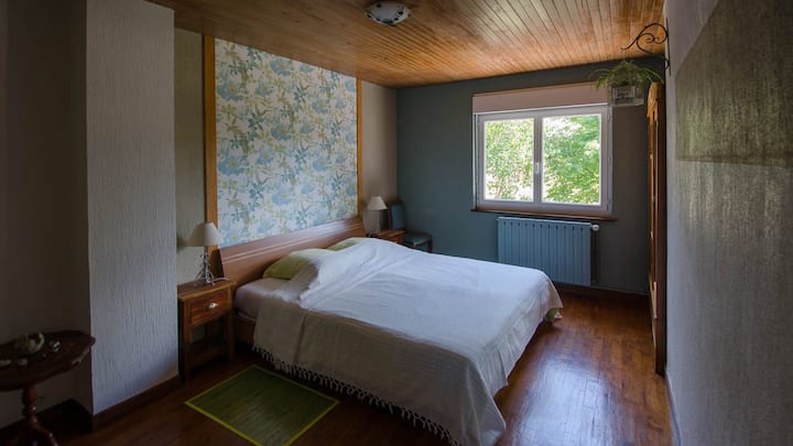 Chumba cha kwanza cha kulala chenye kitanda 180x200 ghorofani. Kitanda cha mtoto kwa ombi.