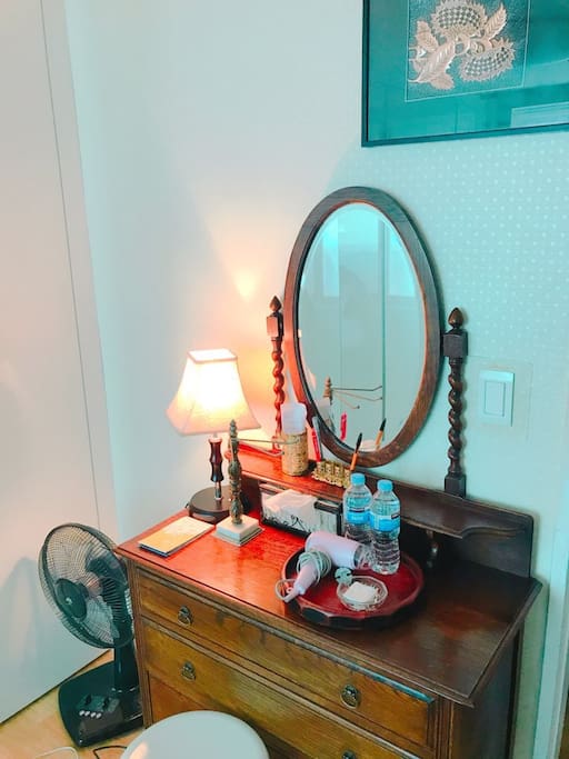 숙소에 화장대가 있습니다. 삼단 밝기조절이 가능한 스탠드도 있습니다.
There is a vanity for your use. There is also a stand with adjustable brightness (3level)