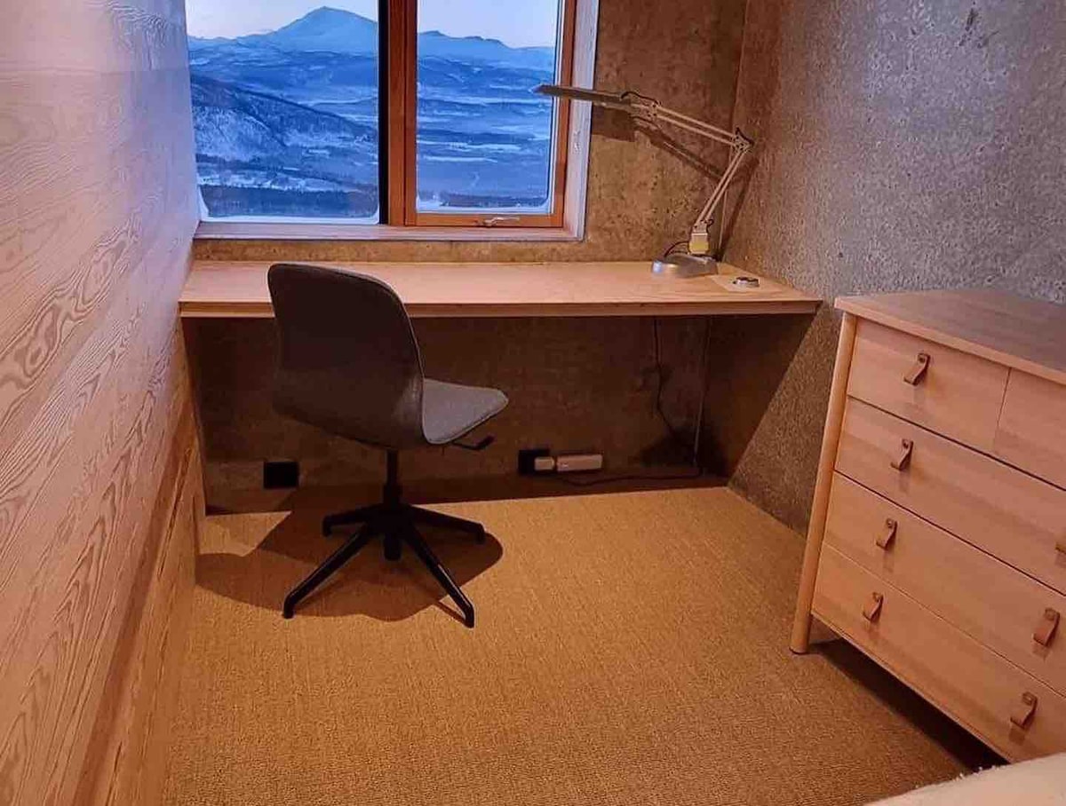 Биро во една од спалните соби на долниот кат