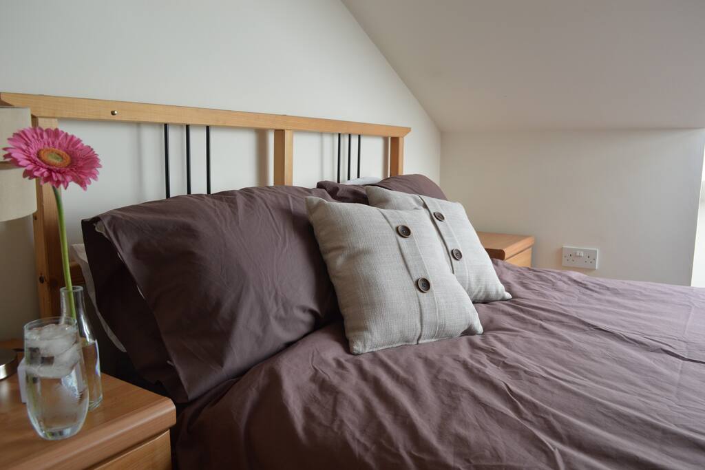 Quiet and bright upstairs double bedroom >> Protected from the noise of the city by its roof space location, this warm and comfortbale double room is furnished with a single chair and a wardrobe for your use. Large Velux windows let in the morning sun with blackout blinds for an undisturbed long lie.
