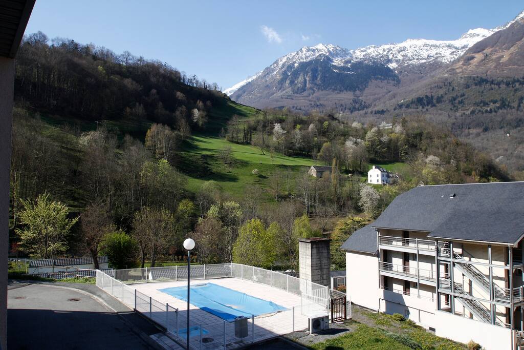 Vue du balcon sur la piscine de la résidence