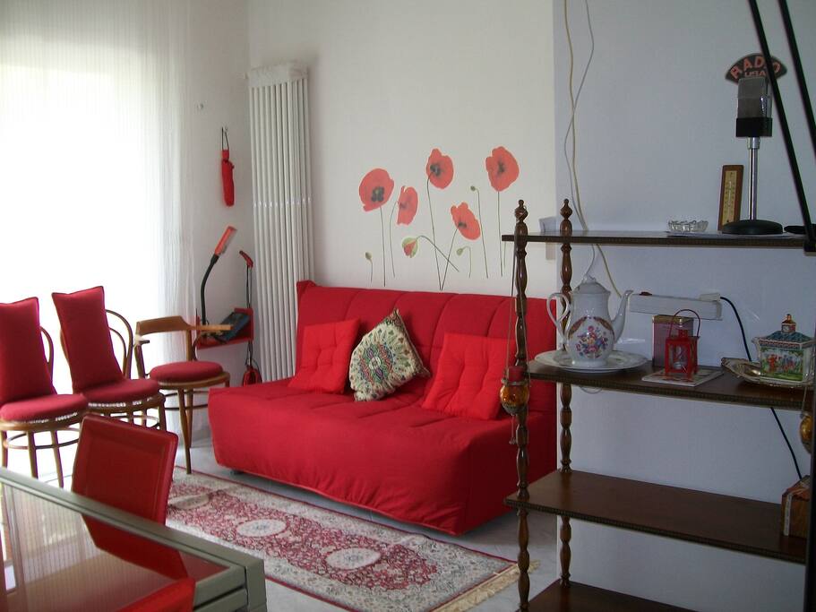 stanza a piano terreno con divano letto