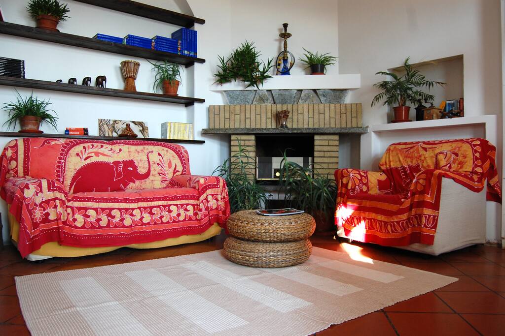 Spaziosa stanza con letto matrimoniale e zona relax. Possibilità di aggiungere lettino bimbi con sponde