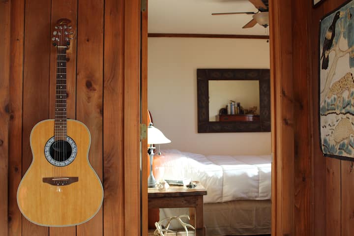 Als je de gitaar kunt spelen, speel dan een deuntje en laat de groep zingen!