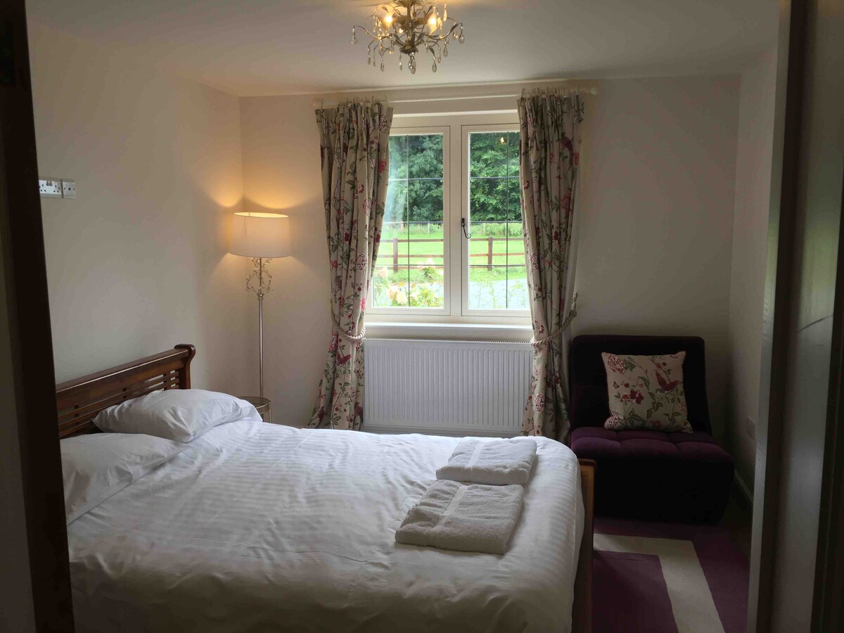 Hare Cottage - dormitorio King en la planta baja (con baño privado al otro lado del pasillo)