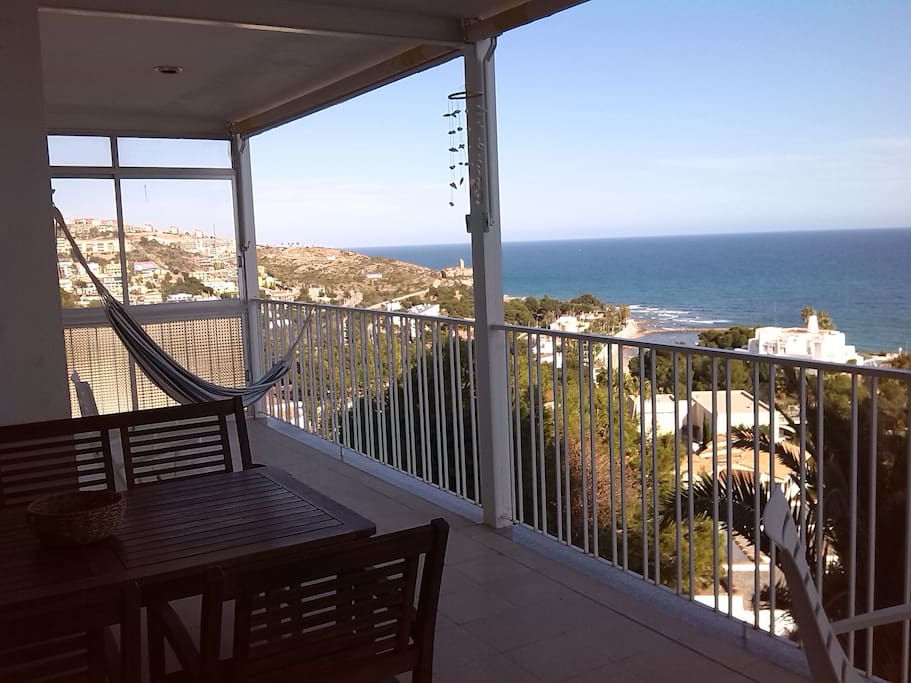 Amplia terraza con hamaca relax.
