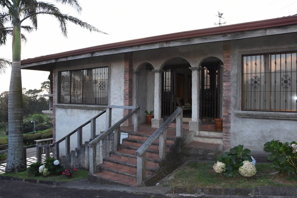 Puerta principal / Main gate