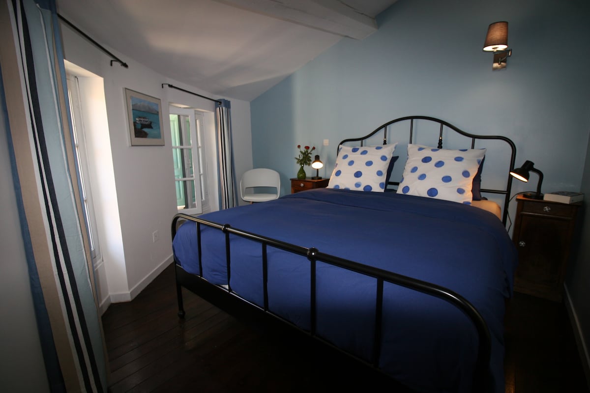 Chambre 2me étage. חדר שינה בקומה השנייה. Slaapkamer 2e verdieping.