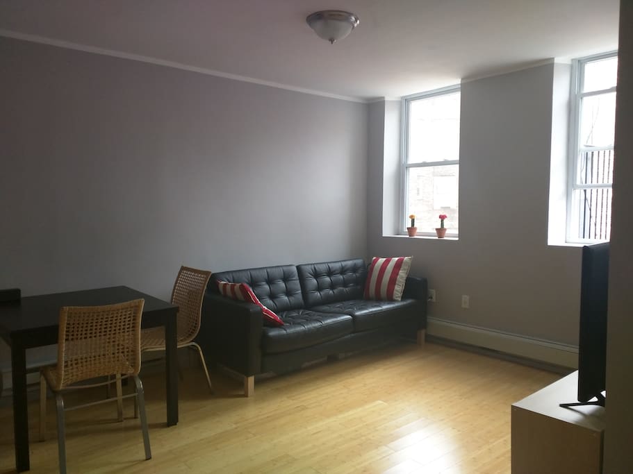 Living room / couch and extandable dinner table