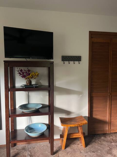 Popular Airbnb listing: Rainbow Retreat with A.C. in Hawaiian Paradise Park
