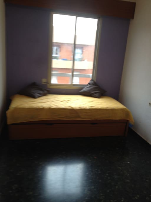 Room with Simple Bed (extra mattress posible)