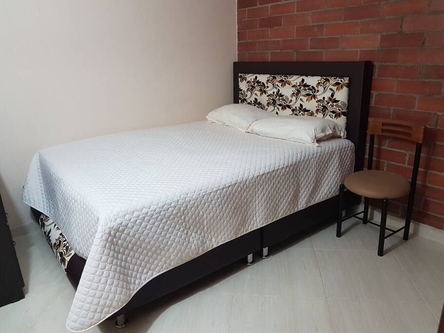 Excelente cama doble, colchón nuevo con sistema de resortes encapsulados independientes, extra confortable.