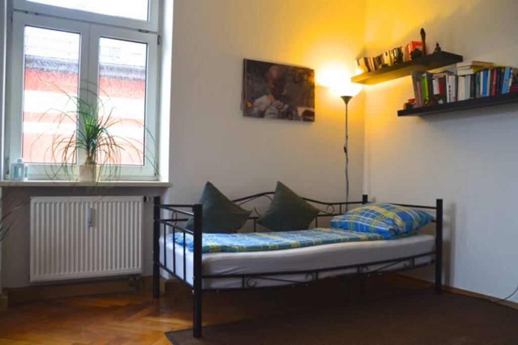 Bequemes Bett mit Federkernmatratze