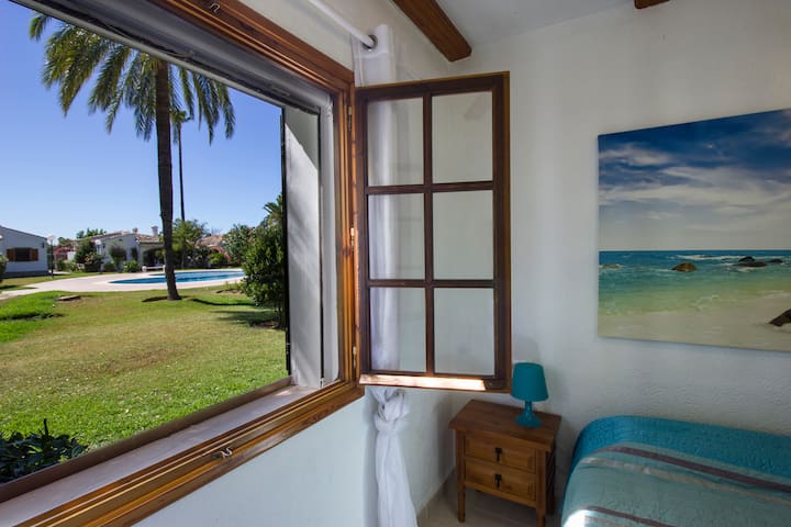 房间配有双人床和窗户，可俯瞰花园 