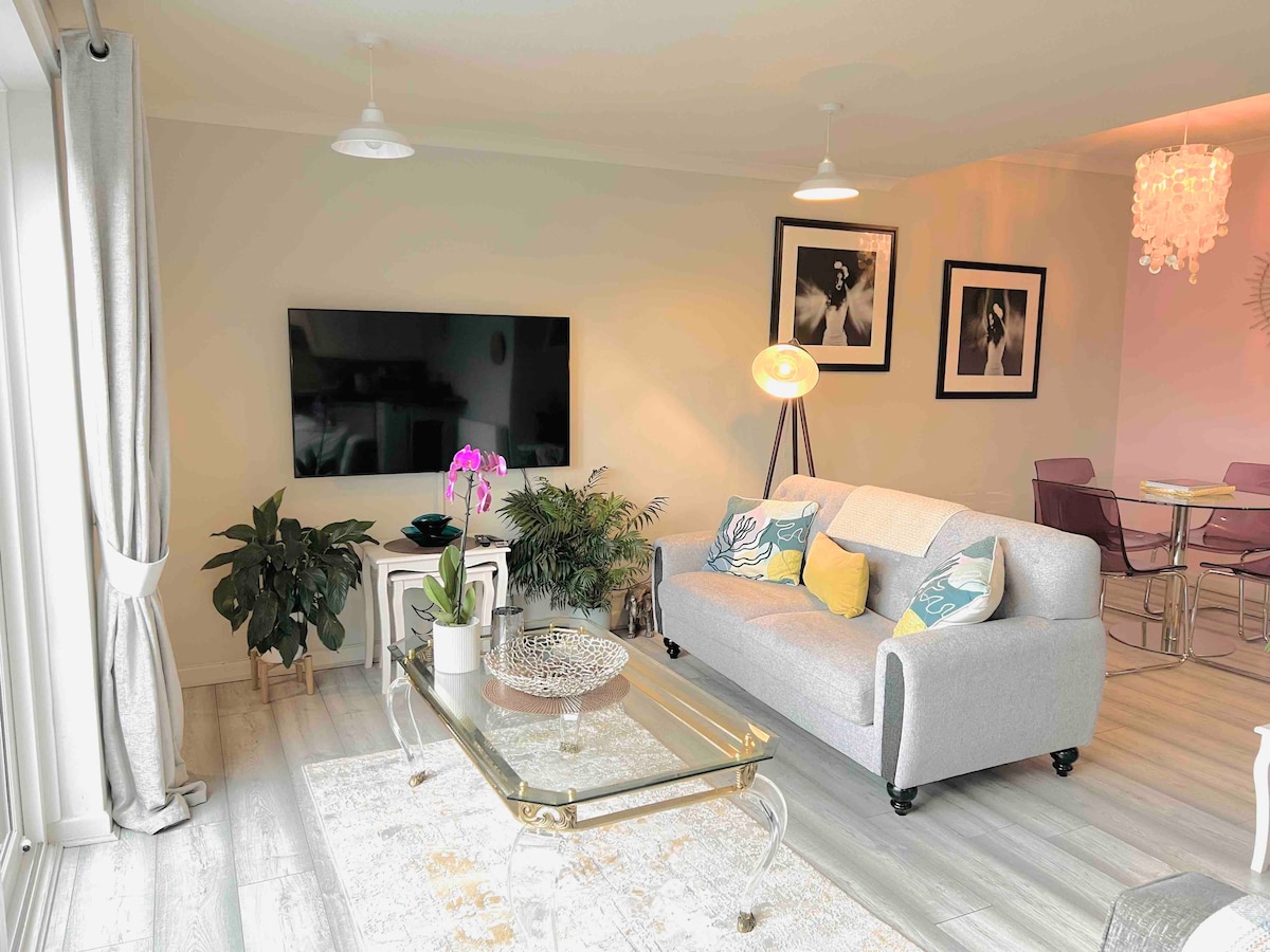 Top Airbnb: Ocean View Garden Flat with Pool, Balcony & Tennis in Budock