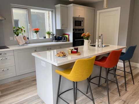 Beautiful Home. Town Centre. Private Parking.