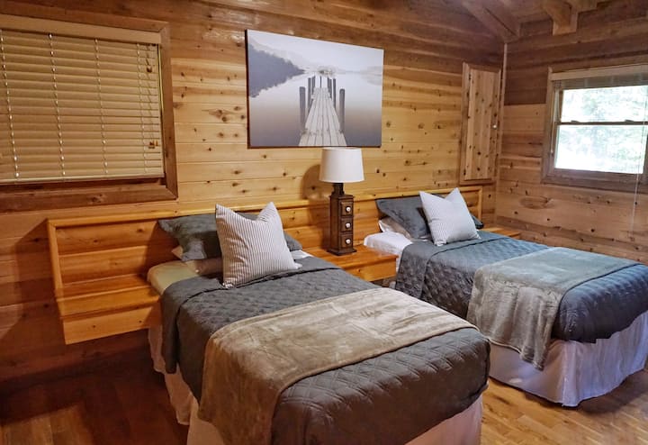 供孩子们在山上建立联系和创造美好回忆的独立房间！ 他们还有自己的独立套房浴室！