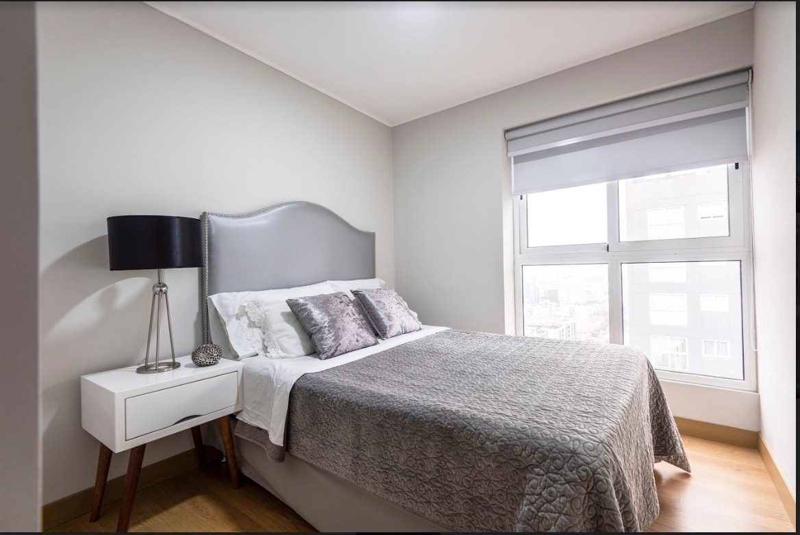 Ორადგილიანი საწოლი სასანთლეებით. 