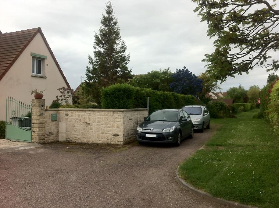 Parking 2 voitures devant la maison