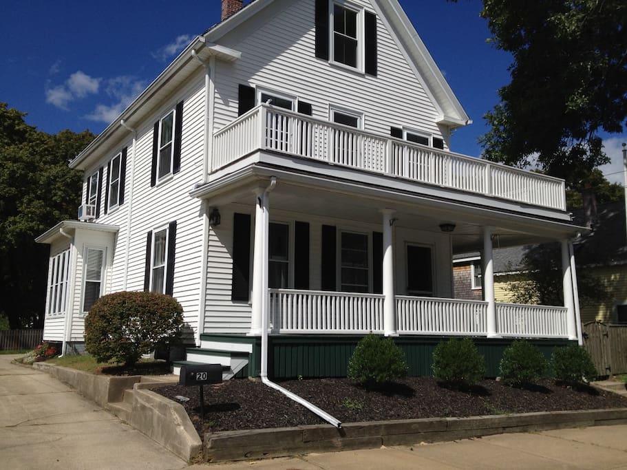Great views from the second floor porch, short walk to the harbor waterfront and main street restaurants and attractions.