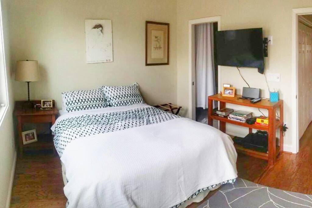 Private Bedroom w/Queen size bed