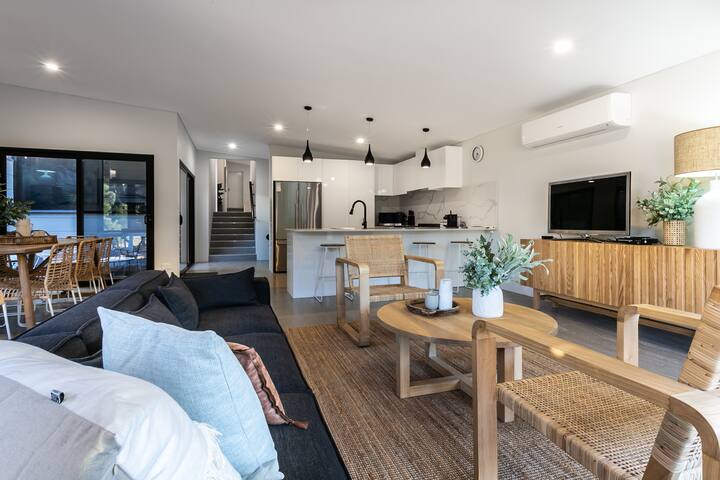 Maison du Lac – house on lake, close to town gallery image 2