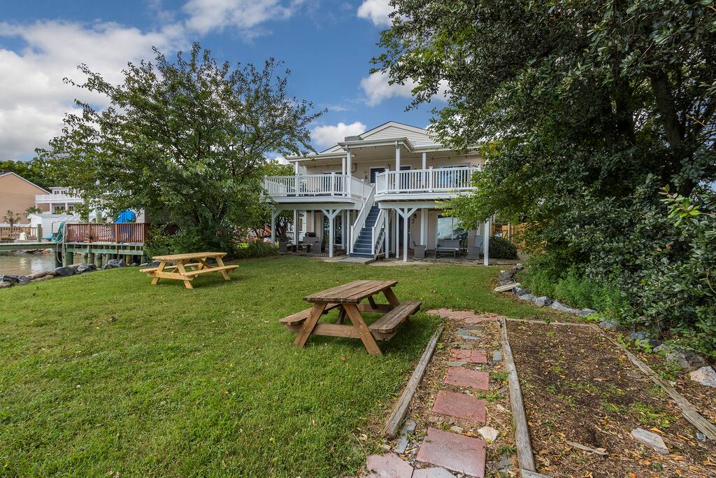 Outdoor common area with 100' dock, picnic tables, firepits and two park grilles