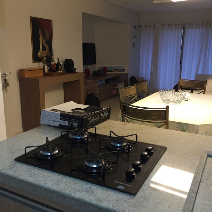 Visão da cozinha para sala. Moderno e prático.