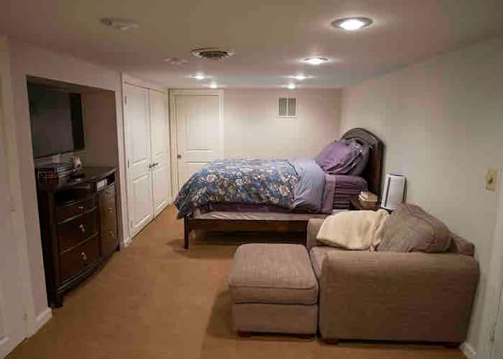 Suite en sótano con cama tamaño queen