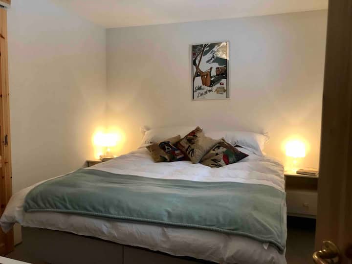 ห้องนอนมีเตียงซูเปอร์คิงไซส์และในความคิดของเราที่นอนที่สะดวกสบายมาก 