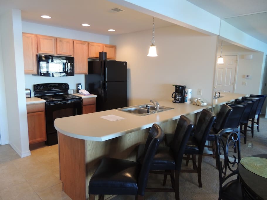 Kitchen with breakfast bar andg for 4 seatin